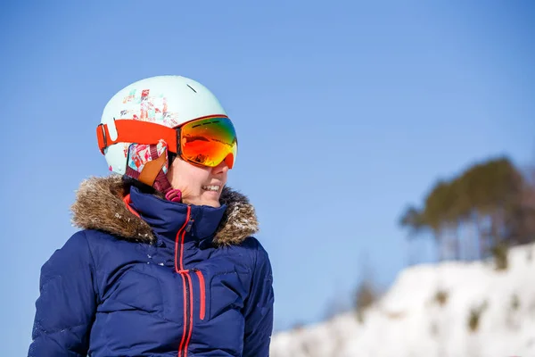 Bulanık Kar Günü Arka Planında Maske Kask Takan Kadın Sporcu — Stok fotoğraf