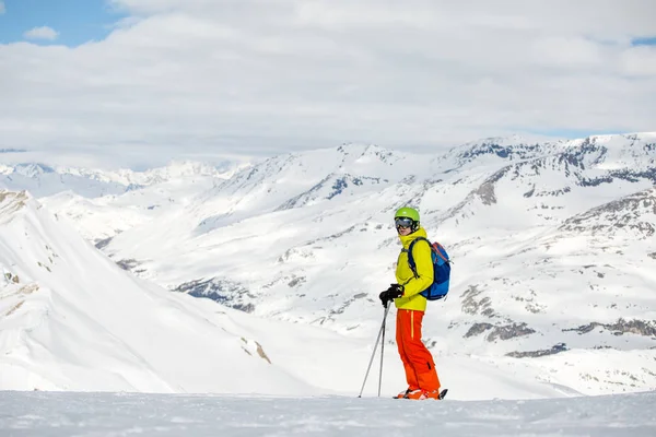 Foto Van Een Sportieve Man Skiën Tegen Achtergrond Van Besneeuwde — Stockfoto