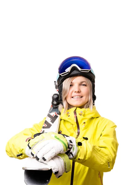 Beyaz Arka Plan Üzerinde Izole Kayaklar Tutan Kask Içinde Gülümseyen — Stok fotoğraf