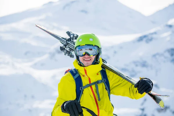 Portret Van Sportieve Man Helm Met Ski Zijn Schouder Tegen — Stockfoto