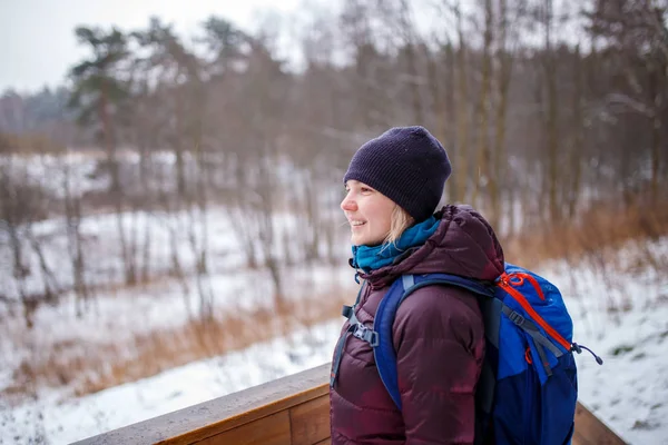 Foto Vista Lateral Mulher Com Mochila Fundo Borrado Floresta Inverno — Fotografia de Stock