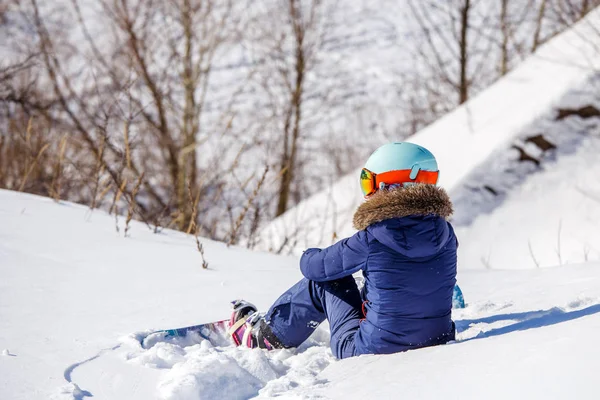 Photo Back Athlete Helmet Sitting Snowy Slope Winter Day — Stock Photo, Image