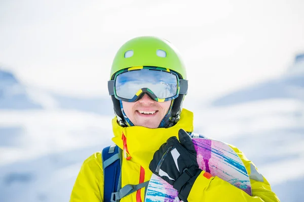 Foto Hombre Deportivo Con Snowboard Sobre Fondo Las Montañas Invierno —  Fotos de Stock