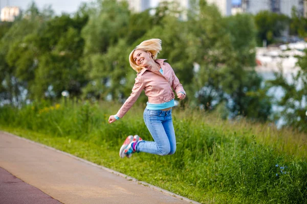 公園での女性のジャンプや笑顔の肖像 — ストック写真