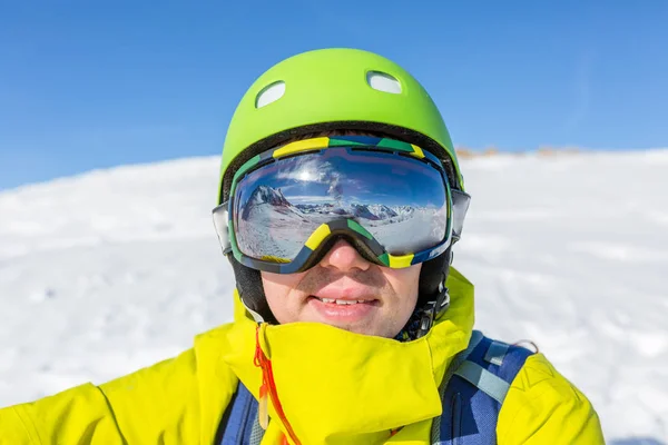 Foto Hombre Deportivo Que Usa Máscara Casco Contra Fondo Del — Foto de Stock