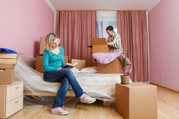 Foto Van Man Vrouw Met Boek Zittend Bed Tussen Kartonnen — Stockfoto