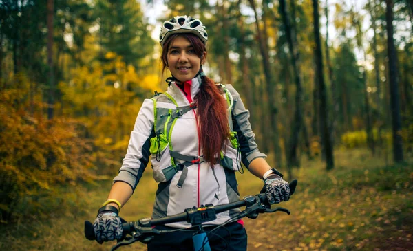 Obraz Dziewczyny Kasku Jeżdżącej Rowerze Przez Jesienny Las — Zdjęcie stockowe