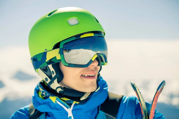 Portret Van Sportieve Man Met Ski Achtergrond Van Berglandschap Getinte — Stockfoto