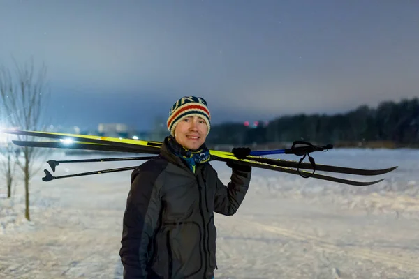 Bild Leende Man Med Skidor Vinterskogen Suddig Bakgrund — Stockfoto