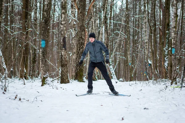 Фото Чоловічого Лижника Сірому Піджаку Зимовому Лісі — стокове фото