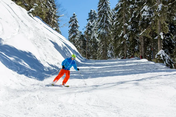 Foto Homem Esportivo Esquiando Declive Nevado Durante Dia — Fotografia de Stock