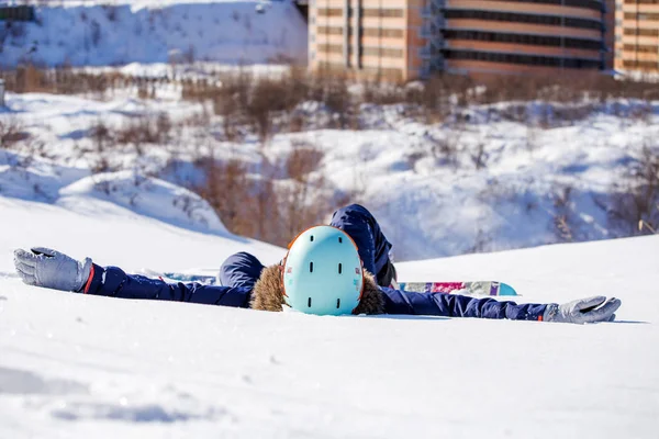 Photo Sporty Woman Snowboard Lying Snowy Slope Day — Stock Photo, Image