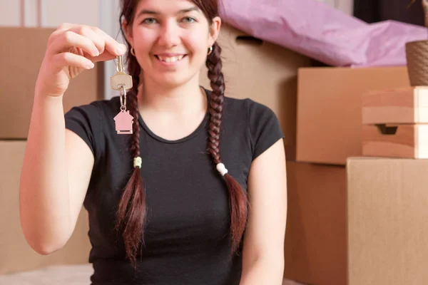 Imagem Uma Jovem Morena Com Chaves Apartamento Contra Parede Branco — Fotografia de Stock