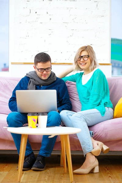 Los Amigos Sientan Sofá Charlando Usando Una Computadora Escritorio Concepto — Foto de Stock