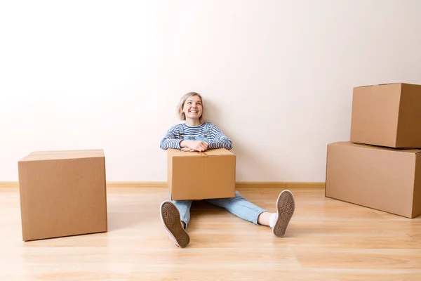 Image Young Woman Cardboard Box New Empty Apartment — Stock Photo, Image