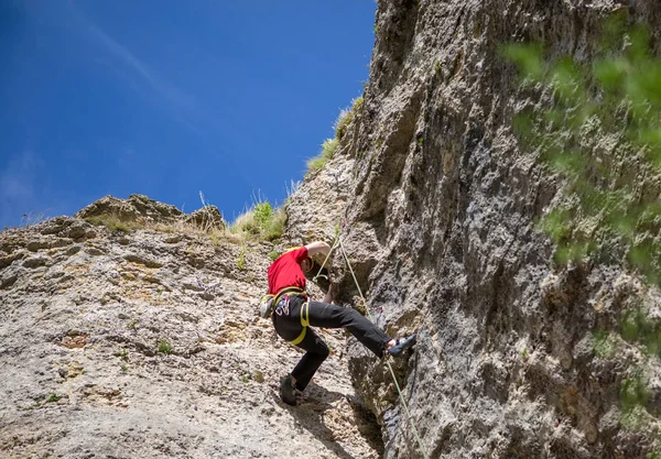 Foto Von Der Rückseite Des Kletternden Jungen Sportlers Mit Gelbem — Stockfoto