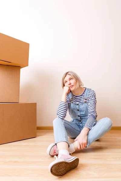 Foto Jovem Mulher Sentada Chão Apartamento Vazio — Fotografia de Stock