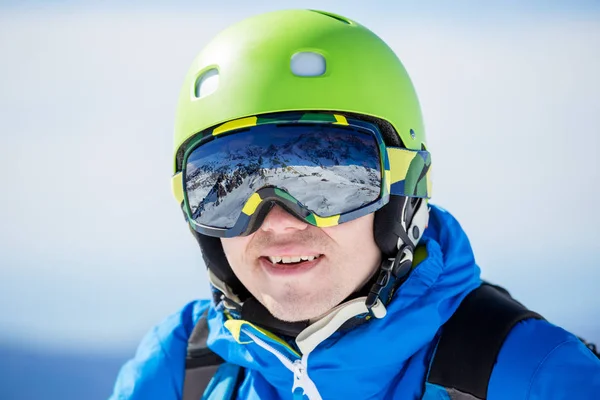 Imagen Del Hombre Casco Gafas Con Reflejo Las Montañas Invierno — Foto de Stock