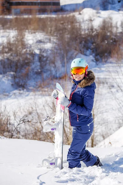 Imagem Atleta Feminina Usando Capacete Com Snowboard Parque Dia Inverno — Fotografia de Stock