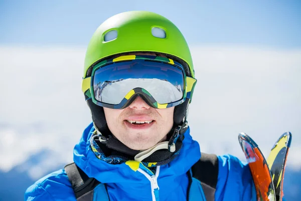 Porträt Eines Sportlichen Mannes Mit Skiern Hintergrund Der Berglandschaft — Stockfoto