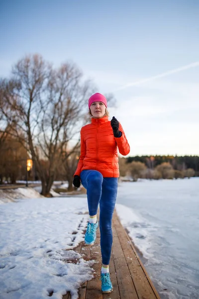 冬の公園での朝の運動で若いアスリートの女の子の写真 — ストック写真