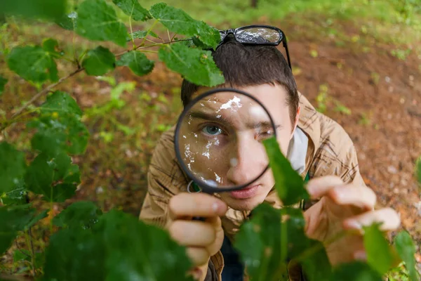 Bild Ung Miljöaktivist Med Förstoringsglas Skogen Sommardagen — Stockfoto