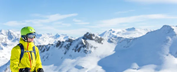 Panoramabild Man Hjälm Och Med Snowboard Mot Bakgrund Snöiga Landskap — Stockfoto