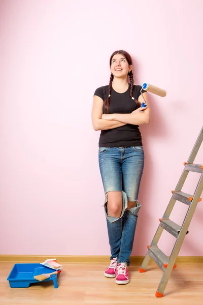 Imagen Joven Con Rodillo Pintura Pie Cerca Escalera Nuevo Apartamento — Foto de Stock