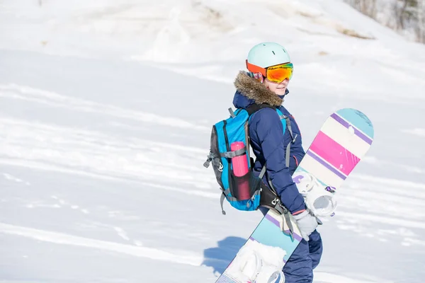 Imagen Una Atleta Usando Casco Con Mochila Snowboard Parque Invierno —  Fotos de Stock