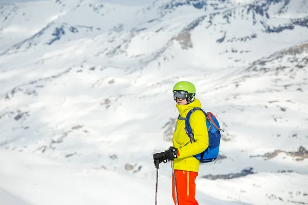Foto Homem Esportivo Esquiando Contra Fundo Montanhas Nevadas Durante Dia — Fotografia de Stock