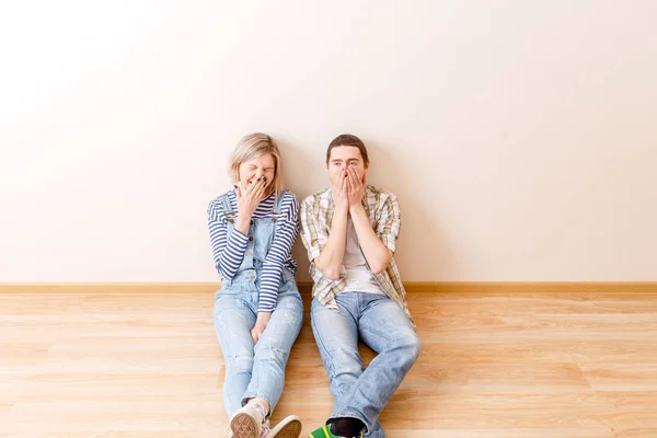 Foto Hombre Mujer Cansados Sentados Piso Apartamento Vacío — Foto de Stock