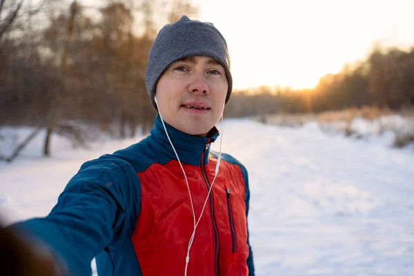 Löpare Bär Varma Sportiga Kläder Hörlurar Tar Selfie Vinterträning Utomhus — Stockfoto