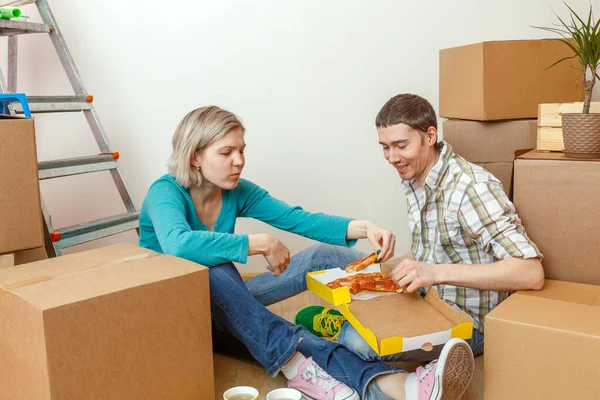 Fotos Mulheres Homens Comendo Pizza Entre Caixas Papelão Novo Apartamento — Fotografia de Stock