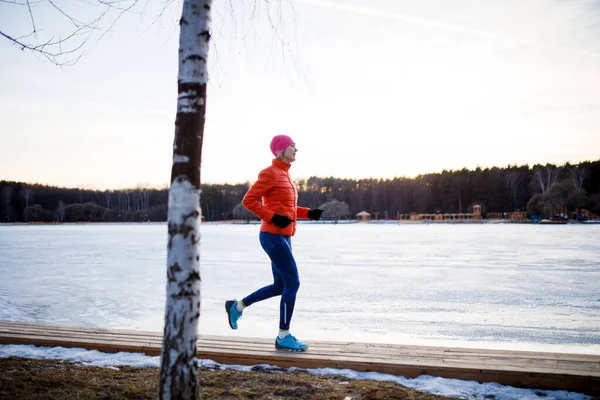 Imagem Jovem Atleta Loira Exercícios Matinais Parque Inverno — Fotografia de Stock