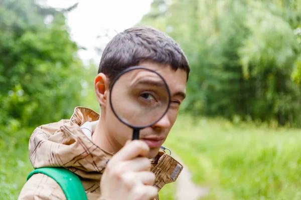 Bild Brunett Biolog Med Förstoringsglas Sommarskogen — Stockfoto