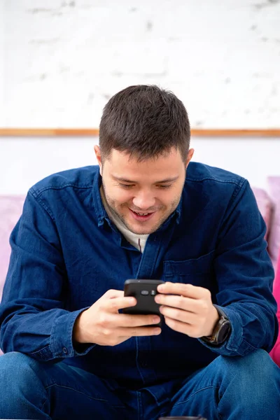 Homme Assoit Sur Canapé Utilise Son Smartphone Concept Médias Sociaux — Photo