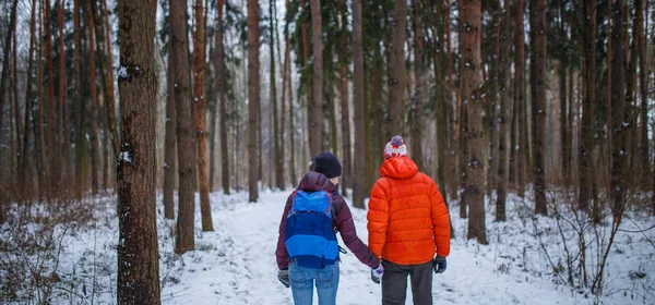 Foto Man Och Kvinna Promenad Vinterskogen Mot Bakgrund Träd — Stockfoto