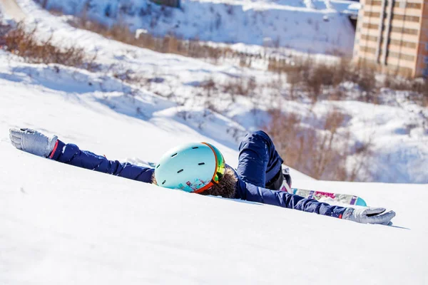 Imagem Mulher Desportiva Com Snowboard Deitado Encosta Nevada Durante Dia — Fotografia de Stock