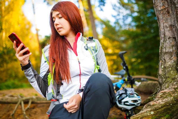 Foto Van Gelukkige Vrouw Met Mobiele Telefoon Herfst Bos Middags — Stockfoto