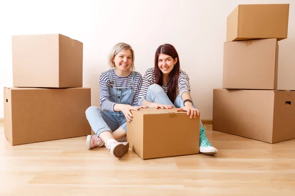 Foto Duas Mulheres Entre Caixas Papelão Novo Apartamento — Fotografia de Stock
