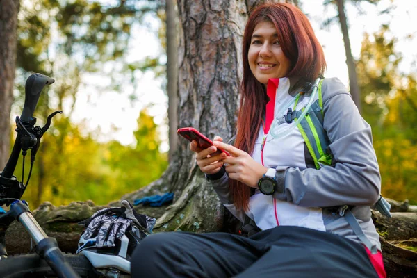 Foto Van Meisje Met Mobiele Telefoon Herfstbos Middags — Stockfoto