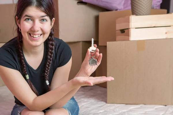 Imagem Uma Jovem Morena Com Chaves Apartamento Contra Parede Branco — Fotografia de Stock