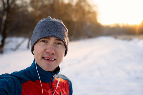 Löpare Bär Varma Sportiga Kläder Hörlurar Tar Selfie Vinterträning Utomhus — Stockfoto