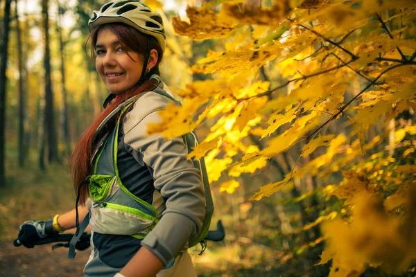 Zdjęcie Dziewczyny Kasku Odzieży Sportowej Rowerze Jesiennym Lesie — Zdjęcie stockowe