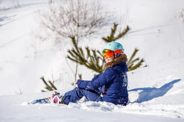 Foto Van Atleet Helm Met Snowboard Zittend Aan Dennenboom Winterdag — Stockfoto