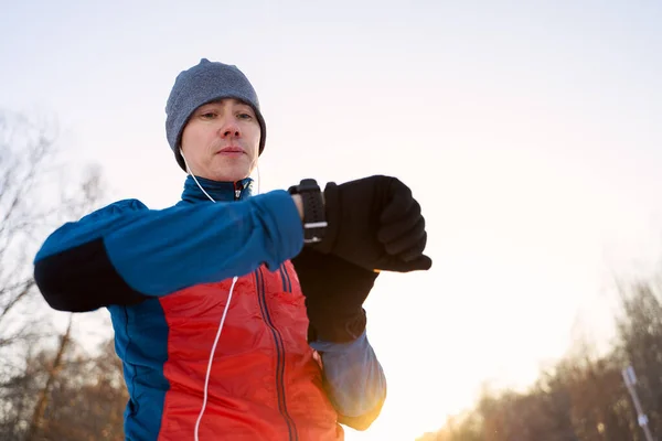 Runner Wearing Warm Sporty Clothes Headphones Looks Modern Smart Clock — ストック写真