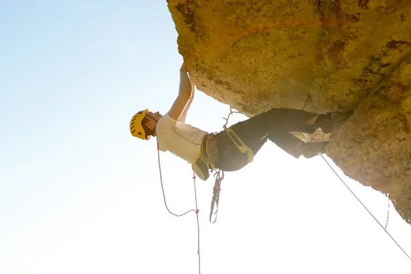 Photo Rock Climber Helmet Climbing Mountain Summer Day — Stock Photo, Image