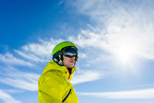 Foto Hombre Deportivo Con Máscara Casco Contra Cielo Azul Durante — Foto de Stock