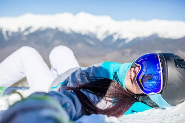 Imagem Uma Jovem Mulher Capacete Com Snowboard Deitado Encosta Montanha — Fotografia de Stock