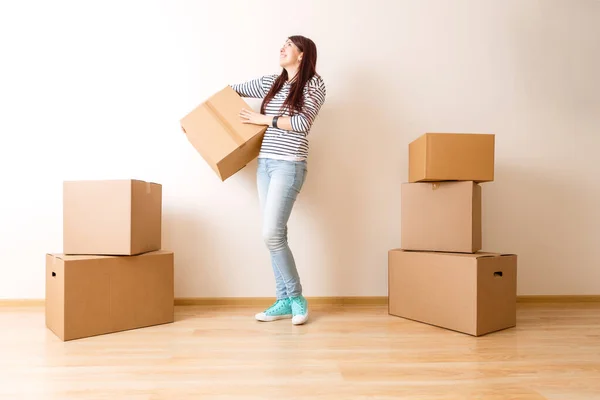 Imagem Uma Jovem Mulher Entre Caixas Papelão Novo Apartamento — Fotografia de Stock